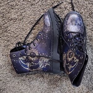Yes we vibe 7.5 moon and sun design boots